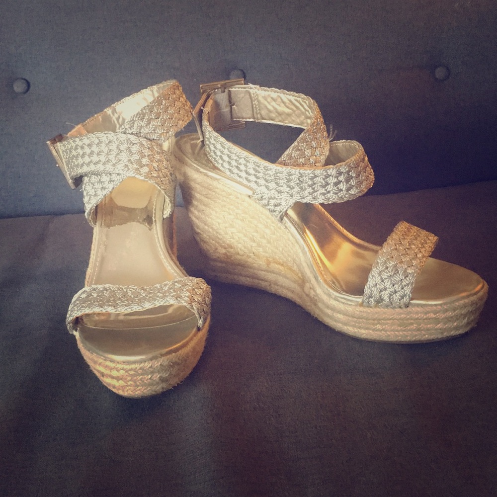 Gold metallic wedges